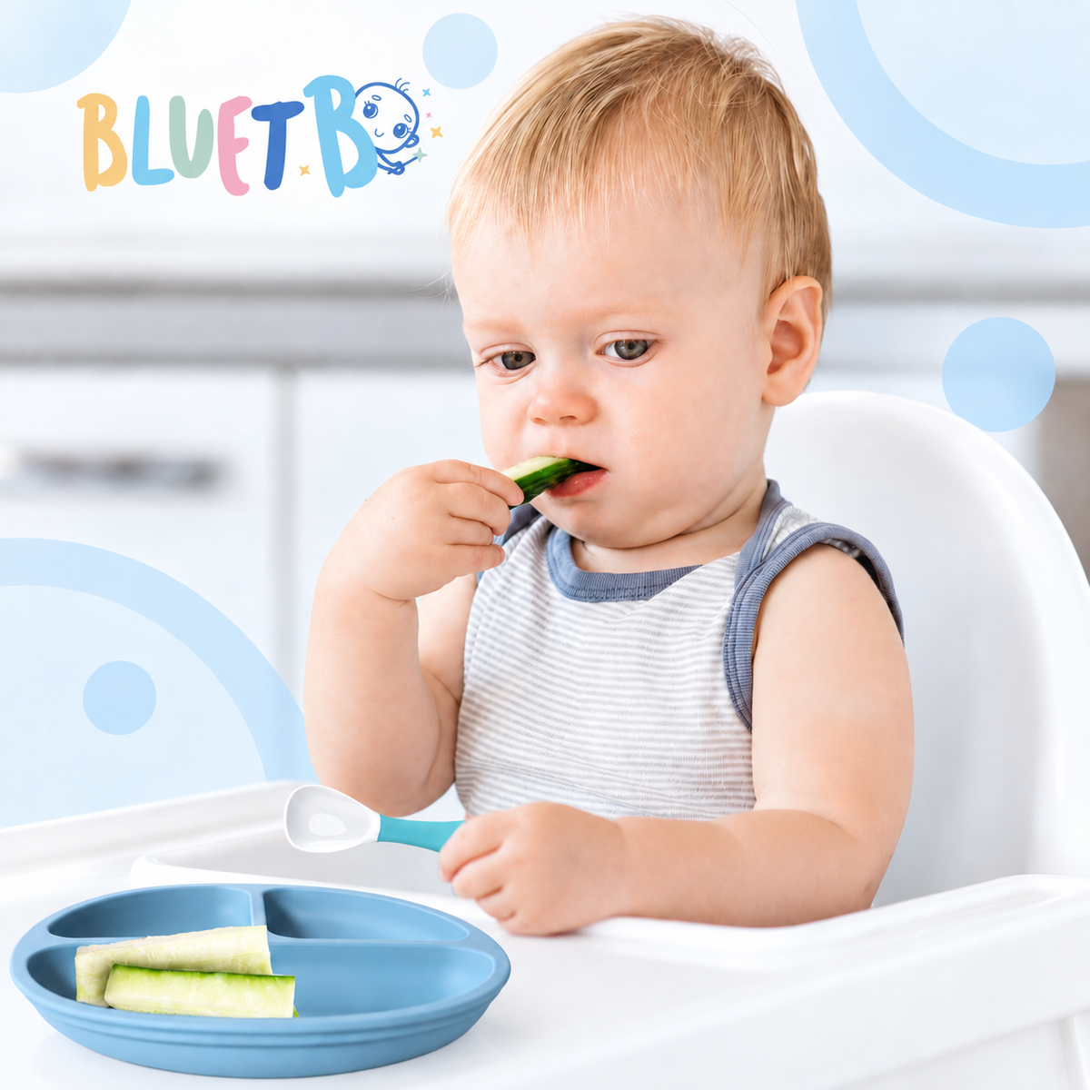 Bebé comiendo con el plato de silicona y los cubiertos de aprendizaje Bluet B azul y rosa