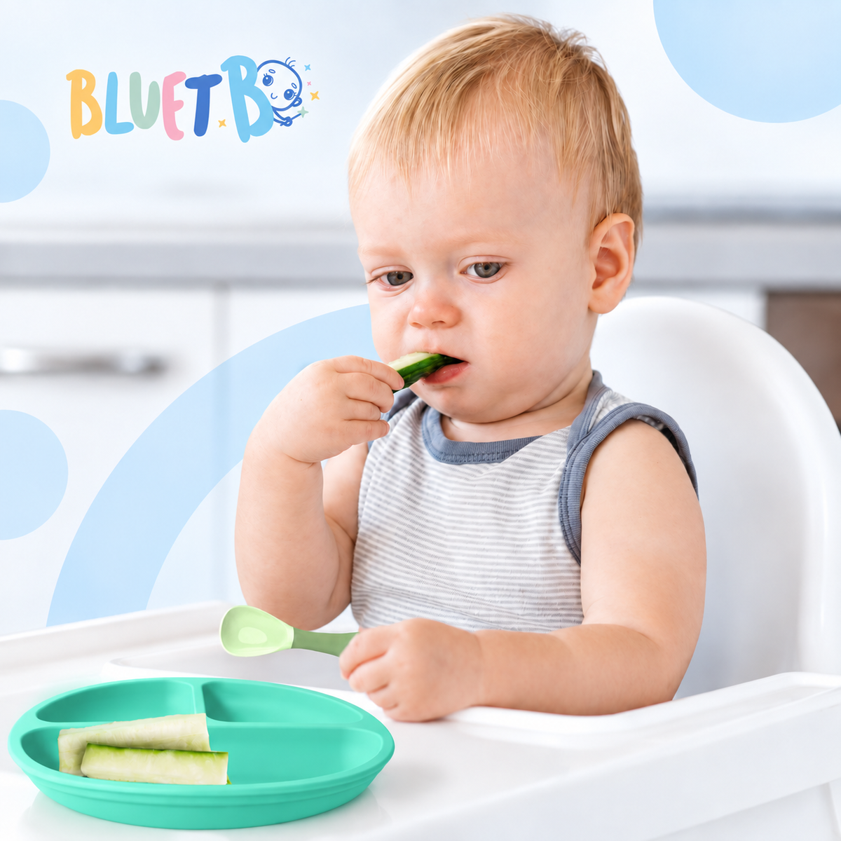 Bebé comiendo con el plato de silicona y los cubiertos de aprendizaje Bluet B verde