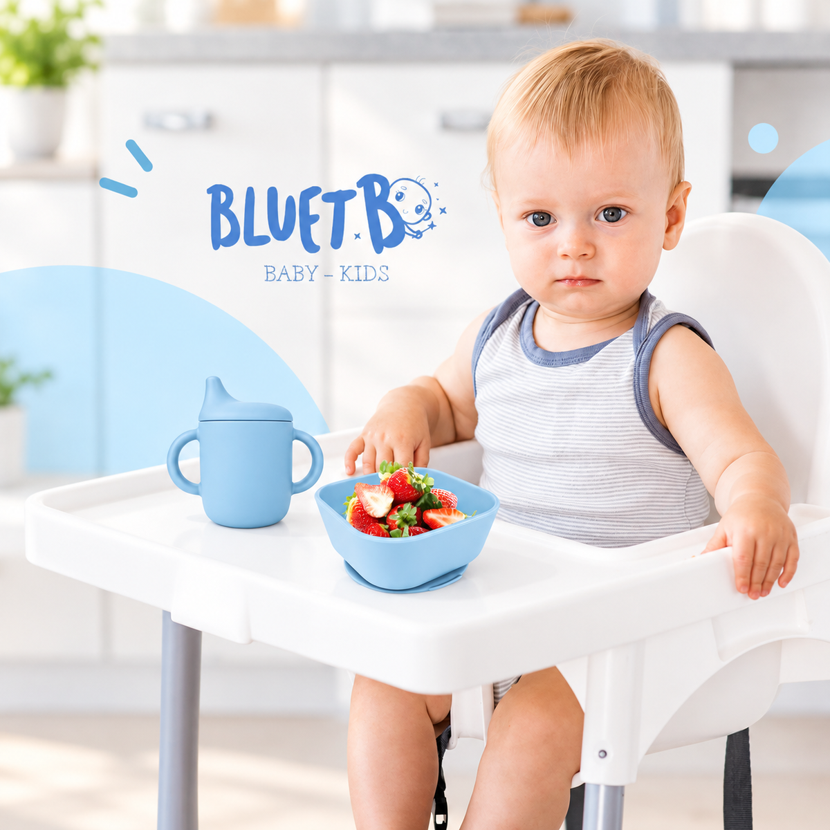 Bebé en la trona con el vaso de aprendizaje y el bol con fresas - Bluet B azul