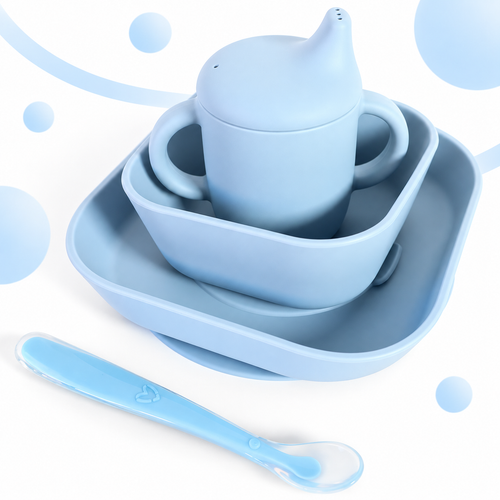 El set completo apilado: plato, bol, vaso con pajita y cuchara azul